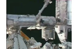 船外カメラから作業するクルーの姿が見えるの画像