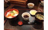 市場内にある海鮮丼「こてつ」のミニ海鮮丼の画像