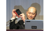 「WILLCOM D4」を紹介する株式会社ウィルコム　代表取締役社長　喜久川政樹氏の画像