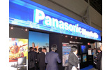 同社のVIERAシリーズとともに、1月に発表された大画面PDPや50v型フルフラットPDPも展示されているパナソニックブース。の画像