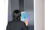 SeeRealTechnologies社のホログラフィ。ブース前には、そのリアルな映像を一目見ようという来場者が行列を作っていたの画像