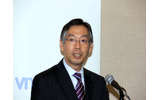 発表会で挨拶をするヴィエムウェア株式会社代表取締役社長の三木泰雄氏の画像