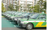 駐車場には、タクシーがずらりと並ぶユニークな光景もの画像