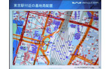 東京駅付近における基地局の設置状況と、その指向性。ほとんどがビルの屋上に設置。同じビルに複数の基地局を設置し、それぞれ違った方向に指向性を向けているの画像