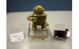 「DVIEW」(写真右)と授与されたトロフィー(写真中央)の画像