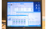 ソフトウェアの画面、左下手前に見えているのがブレードの制御用のソフトウェア「Systemwalker Resource Coordinator Virtual server Edition」、上がストレージ制御ソフトウェア「ETERNUS SF Storage Cruiser」、右下に見えているのが「Systemwalker Operation Manager」の画像
