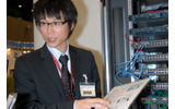 ブースで説明する山根大二郎氏の画像