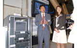 ブースで説明するソフトウェア事業本部の佐藤亜紀氏と前田実氏の画像