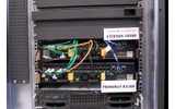 ETERNUS VS900の前面パネル。前面にSAN接続用のファイバチャネル・ポートが並ぶの画像
