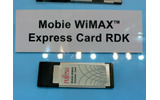 　日本ではUQコミュニケーションズのモバイルブロードバンドサービスで採用する「モバイルWiMAX」だが、富士通フォーラム2008ではその基地局とクライアントのリファレンスを展示している。の画像