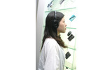 MDR-NC500D（モデルは同事業本部PA商品企画MK部企画3課・間利子佳奈さん）の画像