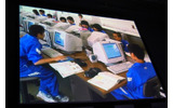 ブロードバンドを利用する山形県新庄市の八向中学校の生徒たちの画像