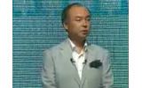 女性はお風呂でメールをするニーズが高いという。夏休みを控え水辺での使用の機会が増えるの画像