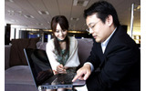 タレントの小祝麻里亜さんがセン社長を直撃。「Aspire 6920」について熱く語るセン社長。の画像