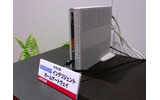 　「Interop Tokyo 2008」の日立製作所ブースでは、「NGN対応インテリジェントホームゲートウェイ」を展示している。外出先から自宅の家電が操作できるほか、緊急地震速報を地震すると、家電を自動的に停止するというものだ。の画像