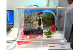 　シャワーで水を浴びても動き続けるL2スイッチ。Interop Tokyo 2008の日商エレクトロニクスブースでは、カナダRuggedComのL2スイッチを展示している。の画像