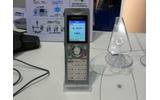 　Interop Tokyo 2008の松下電器産業ブースでは、無線LANに対応した法人向けのSkype端末を参考出品している。の画像