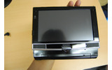 タブレットスタイル。ディスプレイ左にはwebカメラと輝度調整ボタンが配されているの画像