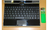 キーボード部。本体の小型化に合わせて、キーボードもギリギリまで小さくなっている。頻繁に使用するアルファベットキーはキーピッチ14.2mmを確保。Enterキーなどを小さくすることで全体の調整をとっているの画像