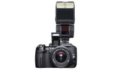 　オリンパスは、有効800万画素のデジタル一眼レフカメラ「E-300」レンズセット（ズイコーデジタル14-45mm F3.5-5.6」付き）を11月下旬に発売する。の画像