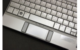 特徴のひとつが英字キーボードを採用していること。また、左右のクリックボタンをタッチパッドの横に配置して、スペースを有効に使っているの画像