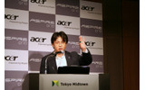 インテル ダイレクト・マーケティング部 コンシューマ・プログラム・マネージャの梶原武志氏は、実物のAtomプロセッサを見せながら解説の画像