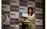 「Aspire one」を紹介する眞鍋かをりさんの画像