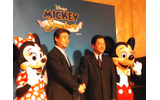 あいさつに立ったインテルの吉田和正共同社長(左)とウォルト・ディズニー・ジャパンの星野康二社長(右)の画像