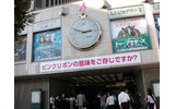 待ち合わせスポットの定番「有楽町マリオン」の仕掛け時計の上にはピンクリボンのロゴを、下には「ピンクリボン」について問うメッセージを掲出の画像