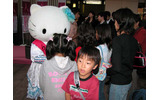 子供達に大人気のキティーちゃん。10月1日は都民の日で学校が休みとあって、子供達の姿も目立ったの画像