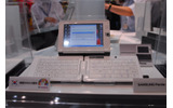 サムスンのUMPC「Panda」。キーボードが折りたためるのが特徴だの画像