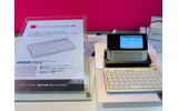 　WIRELESS JAPAN 2008のウィルコムブースでは、スマートフォン「WILLCOM 03」やUMPC「WILLCOM D4」などの端末を展示し、誰でも触れるようになっている。の画像