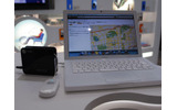 左がD-100。デモンストレーションは、イー・モバイル向けのHuawei端末「D02HW」を接続して行っているの画像
