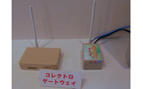 Collectloゲートウェイ。右は実際に動作しているもの。左はW-SIMを挿してウィルコムのPHSを用いてインターネットに接続できるようになる試作品の画像