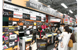 キャンペーンは27日（日）まで。写真はヨドバシカメラマルチメディアAkiba。店内1Fにキャンペーン会場がある。平日でもクイズを試す客の姿が見られたの画像