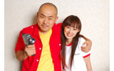 主人公・鰐淵ミカを演じる秋山莉奈と監督・脚本の佐藤佐吉。佐藤はミカの相手役・真島アキとして出演も果たす。の画像