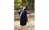 セーラー服姿の主演・小池里奈の画像
