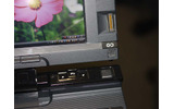 キーボード右上のスティックポイント、Fnボタンと画面横の指紋センサーの画像