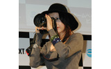紀香さんの愛機「FinePix S2 Pro」には、ニコンの高倍率ズームレンズ「AI AF Zoom Nikkor 28〜200mm F3.5〜5.6D（IF）」と、タムラックのストラップが装着されていたの画像