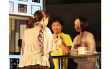 岩井本人から手渡しで小説を受けとりうれしそうなファンの画像