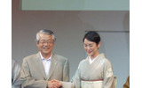 松下電器産業代表取締役副社長・牛丸俊三氏(左)と握手を交わす樋口さんの画像