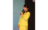 「エド・鳩み」時計の説明をするエド・はるみの画像
