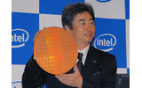 　インテルは16日、ハイエンドサーバ向けのCPU「インテル Xeon プロセッサ 7400番台」（開発コード：Dunnington）を発表した。7モデルを用意し、コアは6つまたは4つ、動作周波数は2.66GHzから2.13GHz、3次キャッシュは8Mバイトから16Mバイトとなっている。の画像