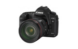 EOS 5D Mark II（EF24-105mm F4L IS USM装着時）の画像