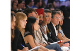 最新のファッションに注目する関係者の画像
