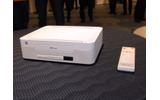 　KDDIは25日、au携帯電話のユーザ向けにセットトップボックス（STB）「au BOX」のレンタルを11月1日から開始すると発表した。レンタル料金は月額315円。CDから音楽を取り込み携帯電話に転送するといったことがPCを使わずにできるのが特徴だ。の画像