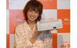 　KDDIは25日、au携帯電話のユーザ向けにセットトップボックス（STB）「au BOX」のレンタルを11月1日から開始すると発表した。レンタル料金は月額315円。CDから音楽を取り込み携帯電話に転送するといったことがPCを使わずにできるのが特徴だ。の画像