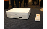 　KDDIのSTB「au BOX」は、CDからの音楽取り込み、音楽配信サービス「mora fo LISMO」、ビデオオンデマンドサービス「LISMO Vide Store」の対応など多くの機能を搭載している。しかし、インターフェイスは、携帯電話を意識したもので非常に使いやすい。の画像