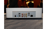 　KDDIのSTB「au BOX」は、CDからの音楽取り込み、音楽配信サービス「mora fo LISMO」、ビデオオンデマンドサービス「LISMO Vide Store」の対応など多くの機能を搭載している。しかし、インターフェイスは、携帯電話を意識したもので非常に使いやすい。の画像