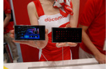 ディスプレイとキーが分離する「セパレートケータイ」。「CEATEC JAPAN 2008」にてドコモが展示をしている。の画像